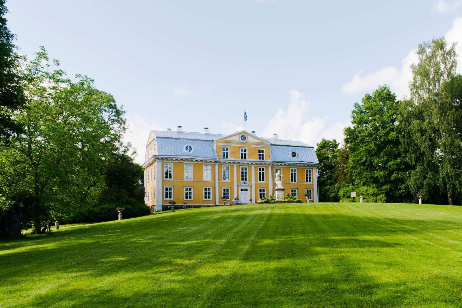 Manor houses and lake villas